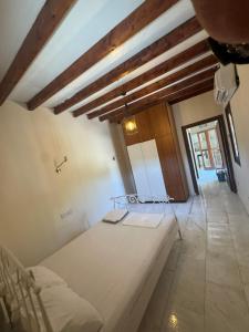 Charming Cyprus Getaway in Pfos - Garden View Holiday House