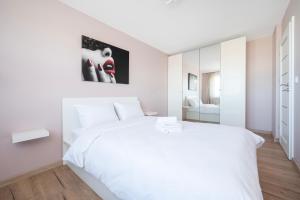 Piłsudskiego Central Apartment by BookingHost