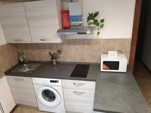 Central Milano 2-Room Apartment with Balcony