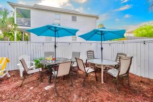 The Art House - Stylish 4BRGetaway Poolside Fun & Mins to Beach!