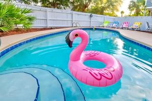 The Art House - Stylish 4BRGetaway Poolside Fun & Mins to Beach!