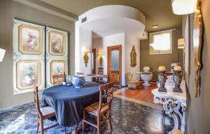 6 Bedroom Amazing Home In Noto