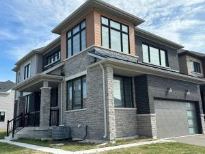 Luxury 4BR Family Retreat in Thorold, Just 10 Mins Niagara Festival of Lights Niagara Falls, Clifton Hill & Wineries Free Wi-Fi, Free Parking