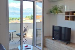 Apartments with parking space Supetar, Brac - 16130