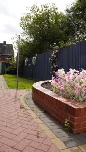 EliteunseenSuites 2 Bedroom Beautiful Semi Detached House - Private Parking