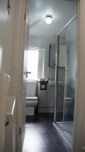 EliteunseenSuites 2 Bedroom Beautiful Semi Detached House - Private Parking