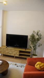 EliteunseenSuites 2 Bedroom Beautiful Semi Detached House - Private Parking