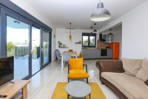 Family-friendly apartments with swimming pool Murter - 22942