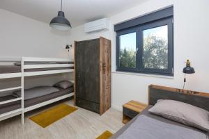 Family-friendly apartments with swimming pool Murter - 22942