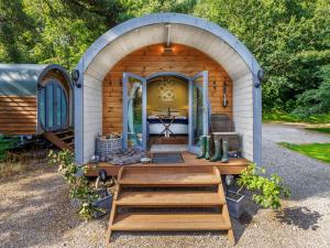 Oak Retreat - Uk46650