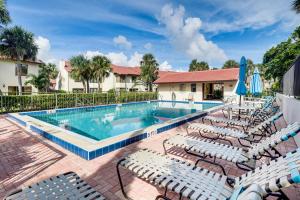 Steps to Ocean, Pool Access! Daytona Beach Gem