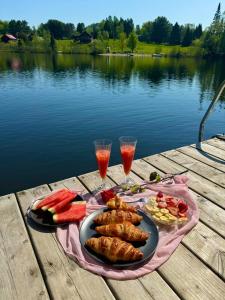 Relax On the Lake Waterfront with Hot Tub