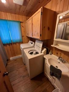 Relax On the Lake Waterfront with Hot Tub