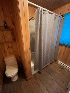 Relax On the Lake Waterfront with Hot Tub