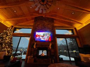 Lake Therapy at The ARK | Gameroom, Hot Tub, Dock