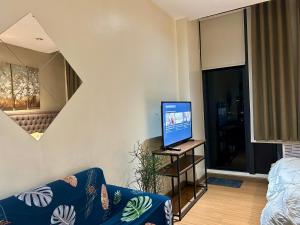 Condo Living - Pool, Balcony, Gym, Fast WiFi