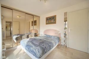 FRGK Athena Palm Beach 1BR Terrace, AC & Ultra-Fast Wi-Fi