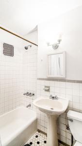 2 Bedroom Apartment in Midtown Manhattan - Near NYC Icons!