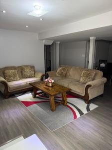 Beautiful&Spacious 2 Bedroom Basement Family Suite