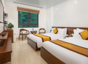 Cat Ba Emerald Lake View