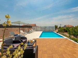 Holiday Home in Lisicic with Pool