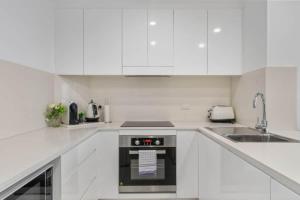 The Beachside - High Floor Ocean View 2BDR with Parking Pool & Gym