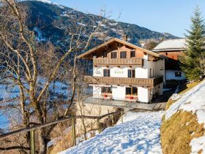 Chalet in Hainzenberg near Ski Slopes