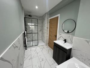 2 Royal Serviced Apartments, Ground Floor, two Bed,Fast Wifi - Space