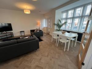 2 Royal Serviced Apartments, Ground Floor, two Bed,Fast Wifi - Space