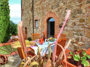 Rolling farmhouse of Val dOrcia