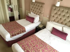 Classic Triple Room room in Maples House Hotel