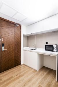 Stylish 2BR Retreat Pools Beach Shuttle S6609