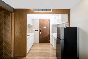 Stylish 2BR Retreat Pools Beach Shuttle S6609