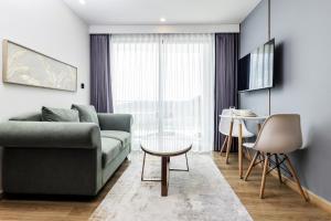 Stylish 2BR Retreat Pools Beach Shuttle S6609