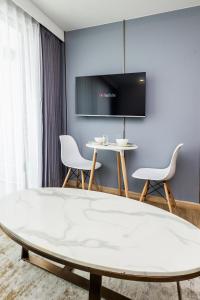 Stylish 2BR Retreat Pools Beach Shuttle S6609