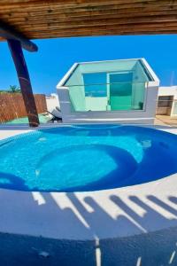 Duplex w Rooftop Plunge Pool – Walk to Beach