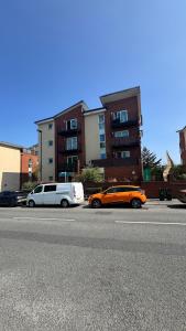 Spacious Ground Floor 2-Bed Flat - Patio, Parking - By Habitats