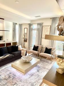 Golden Glow Style - Comfort & Central - Buckhead with Free Parking