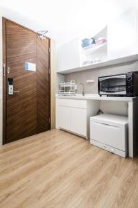 Stylish 2BR Beach Condo Pools Gym S5503