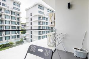 Stylish 2BR Beach Condo Pools Gym S5503
