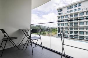 Stylish 2BR Beach Condo Pools Gym S5503