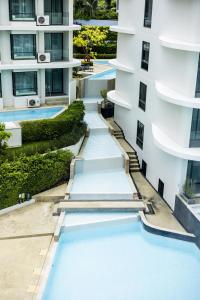 Stylish 2BR Beach Condo Pools Gym S5503