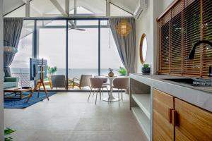 v14 Serenity Bay Panoramic Sea View