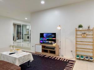 High-Rise 2BR 2Bath Near BTS Family Stay