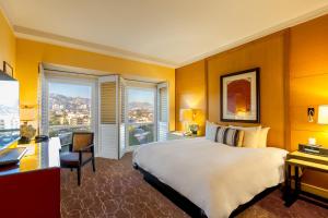 Hollywood Hill View Luxury Room, 1 king-size bed room in Hotel Sofitel Los Angeles at Beverly Hills