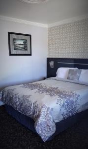 Standard Queen Room room in Best Budget Inn Fresno