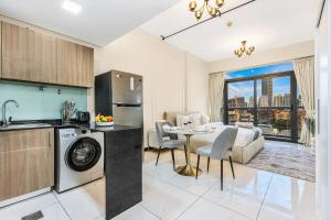 FIRST CLASS Studio Stylish & Cozy JVC Escape