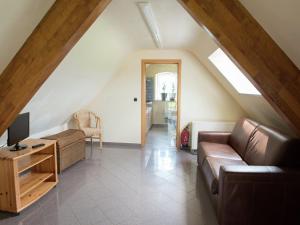 Group Stay with Pool, Chevron