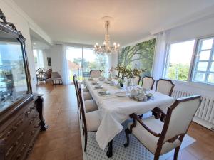 Casa con vistas al mar, campo y barbacoa