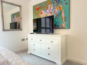 Elegant 2BR Retreat- Longbridge Shops, Rail & Hills